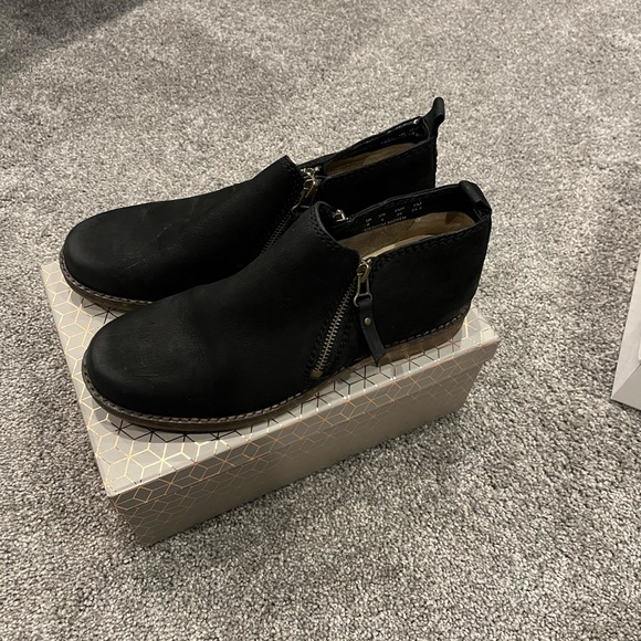 Gently used hush puppies - Picture 2 of 4